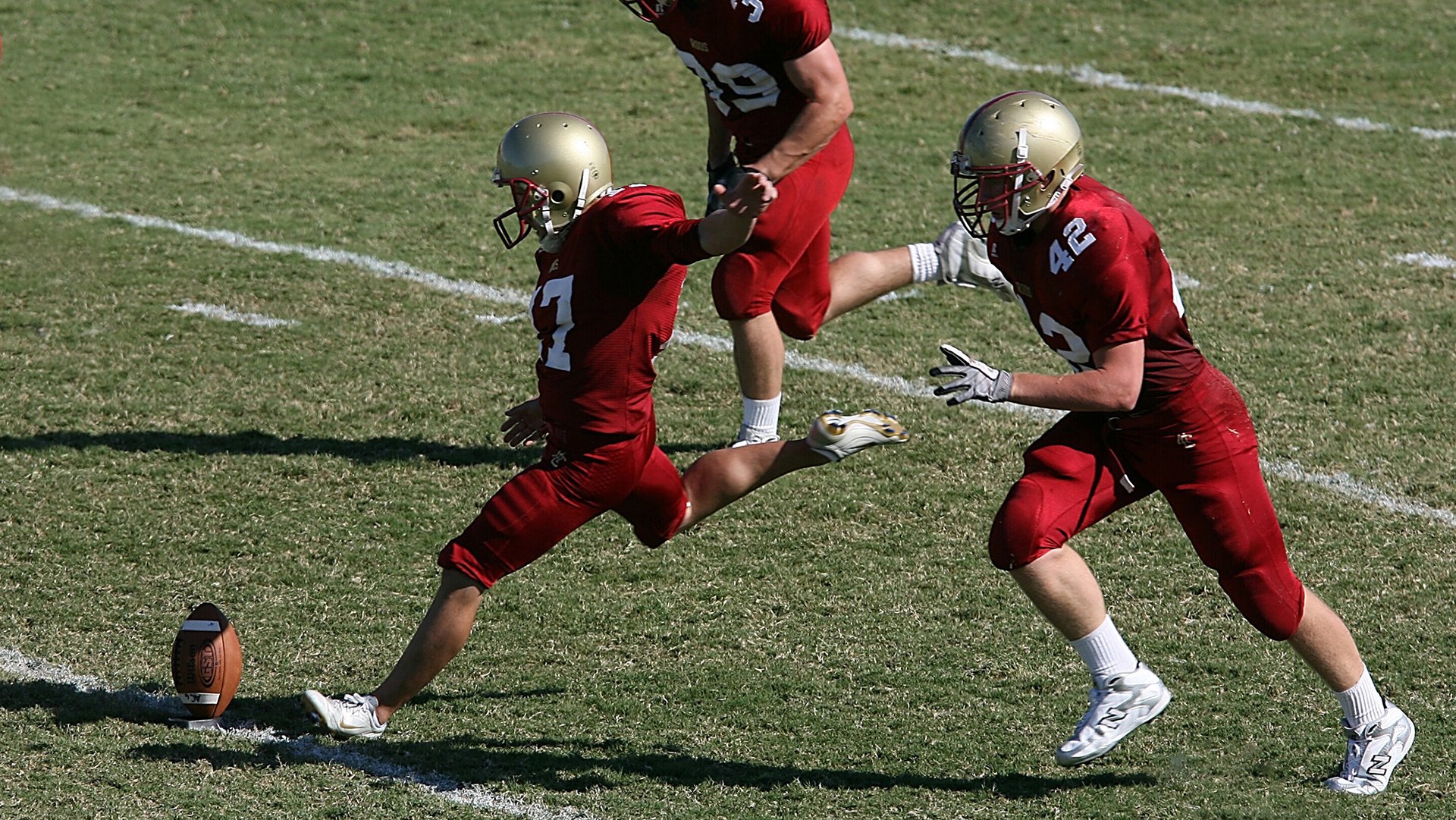 边锋突破次数是否与中路传球比例呈反向波动，边锋 升级